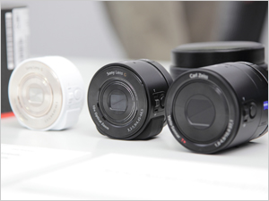 新製品の「レンズスタイルカメラ」　左から、DSC-QX10・ホワイト、同・ブラック、DSC-QX100