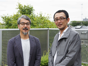 株式会社フォーナインズ 専務取締役の櫻井利也氏（左）と、デザイナーの吉田健太郎氏（右）