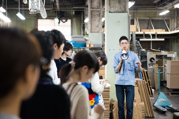 「ペーパーカードデザインコンペ2015」の応募者に向けて工場見学会が行われた