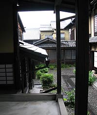 河合寛次郎記念館。左手に二畳の部屋がある。