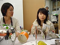 花婿ではなく展示品を物色中の長山智美さんと展覧会担当の西中川京さん