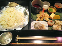 レストラン大阪では、特別に富山の商品、食材を使用したメニューに協力していただきました