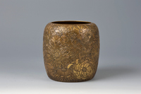 高岡銅器の「菊花文飾壺」