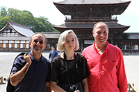 国宝瑞龍寺にて、左からマリオ、イビィー・ボーンチェ、トードの3人