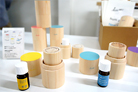ヒノキのウッドディフューザー「desk aroma」／hum products。筒状のケースの中にディフューザー、ディフューザーの中にオイル瓶を収納しておくことができる入れ子構造