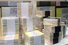 印刷のときに出る廃棄される紙を商品化した「+U（プラスユー）」。厚い紙も薄い紙もカラフルなのも地味なのもいろいろ入っていて選べないけど、自分次第で自由につかうという試み