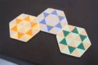 「TILE Coaster / SANIYO CO.,LTD.」セラミック素材のコースター。デザインは香港の会社によるもの（DESIGN TOKYO）