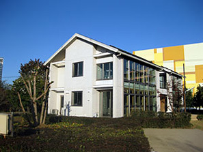 ゲストハウスと呼ばれる戸建住宅。土間を現代風に取り入れ、外から持ち込まれる化学物質のバッファゾーンとしている