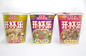 「开杯乐」のシリーズ。左からえび醤油味、スパイシービーフ味、マーラー味