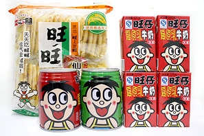 後ろは煎餅で手前は乳飲料