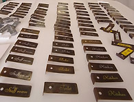 郵便局内で使用されていた真鍮プレートを利用したルームプレート『Posting Number』。（出展者・写真提供：SOL style）