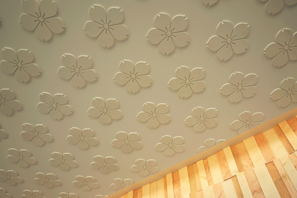 竈門神社の社紋である桜紋をデザイン要素として取りれた天井