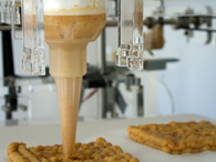 Foodiniでハンバーガーのバンズを出力するphoto:Natural Machines