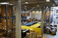工場、右に入荷した幌、左は梱包された出荷待ちの製品