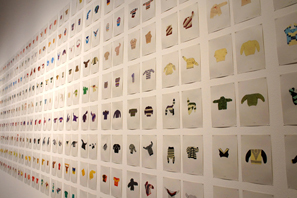 クリスティン・メンデルツマがまとめた、556枚のセーターを記録した本の前頁を展示