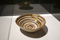 次の展示室で紹介するフィックスパーツのプロローグとして展示された、「鉄絵茶碗」。日本の修理・修繕の精神を提示した（日本民藝館所蔵）