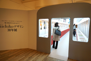 地下鉄を模した展示会場入口
