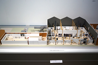展覧会場の構成を示す模型、左側がマルチ工房、右側がドラマ工房と呼ばれる区画