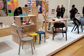 左の椅子はビッグゲームの「CASTOR CHAIR」、奥の棚や机はコリン・シェーリーによる「con.temporary furniture」シリーズ