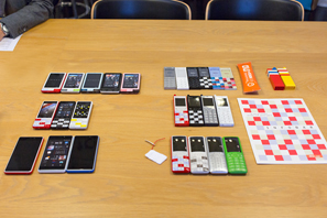 右上はレゴブロックのモデル、中上はコンセプトモデル、中央が初代、中下が2代目