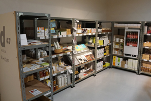 展示されている一部の商品をd47 MUSEUM SHOPで購入できる
