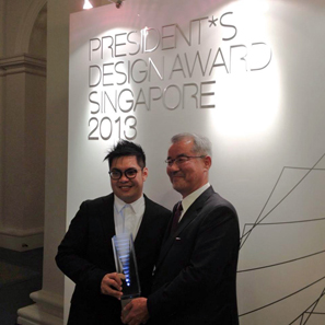 シンガポールのデザイン賞「President’s Design Award」を受賞。左）Supermamaのエドウィン氏、右）KIHARAの木原社長