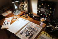 三歩屋内の机には本人が吸っていたタバコなども再現されている