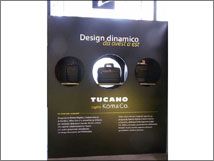 JUNIJUNIと同じ会場で展示されていたTUCANOのニューラインのコンセプトモデル「YELLOW　LINE COLLECTION」。ビジネスマン向けのハイエンドPCバッグ。