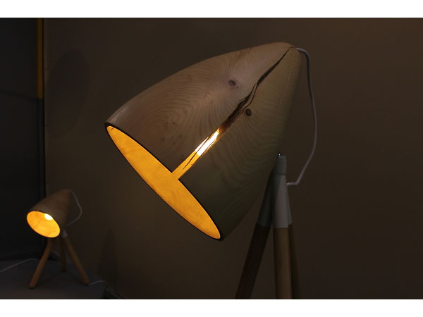 Johan Lindsten「Crack lamp」（スゥエーデン）。使っているうちに自然に入るヒビをデザインに取り入れた。サテリテアワードの次点に選ばれた