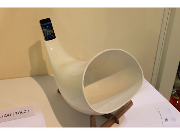 en&is（Enrico Bosa / Isabella Lovero）「MegaPhone」（イタリア）。電気を使わずにiPhoneの音を拡音する陶器
