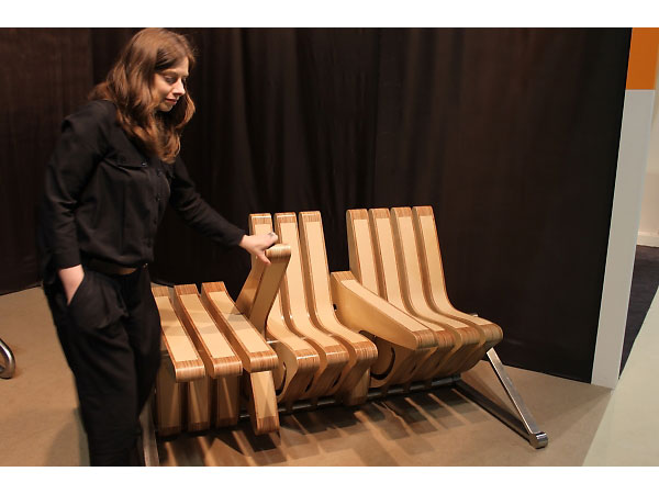 BEYOND（KarolinaTylka）「Coffee Bench」（ポーランド）。人や用途によって形を変えられるベンチ