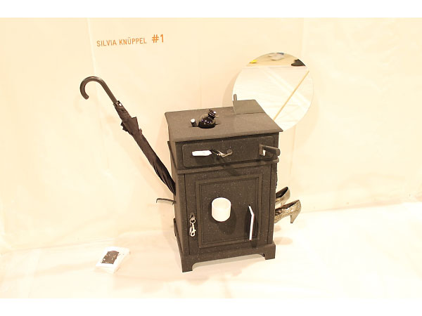 Silvia Knueppel「foam cupboard」（ドイツ）。戸棚の形をした発泡樹脂の固まり。ナイフなどで必要な切り込みを入れてから使用するという