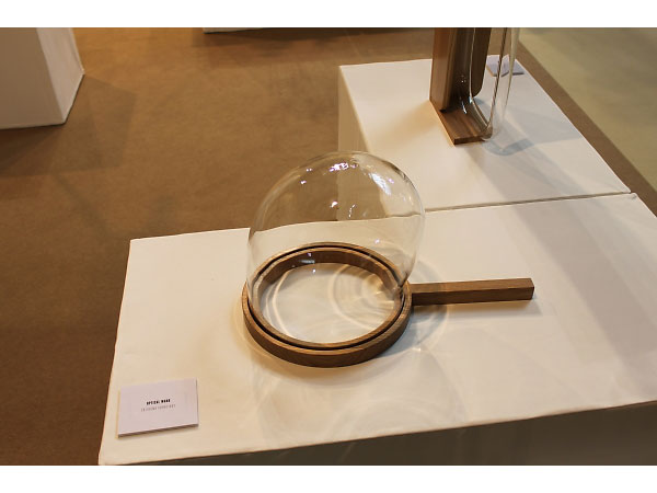 Catarina Carreiras「OPTICAL WAND」（イタリア）。ベネトンが運営するFabrica Design Studioがガラスとオーク材を使った作品を披露
