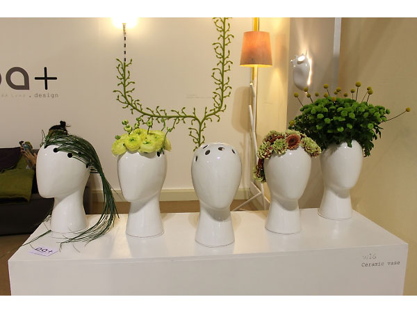 TANIA DA CRUZ「Wig」（イタリア）は、陶製の花器。モディリアニの人物画をイメージした形だとか