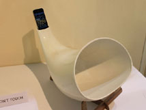 en&is（Enrico Bosa / Isabella Lovero）「MegaPhone」（イタリア）。電気を使わずにiPhoneの音を拡音する陶器
