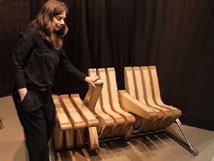 BEYOND（KarolinaTylka）「Coffee Bench」（ポーランド）。人や用途によって形を変えられるベンチ
