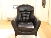 VIN & Co／DESIGN MONG「Mr. Chair」（韓国）。「アームチェアと男性には共通点がある」というデザイナーがマッチョな椅子を提案