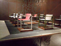 カリモク社 / 見本市会場でプレゼンテーションされたNext Japonism。着物作家・斎藤上太郎のアートワークによる西陣織を使った椅子。