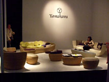 カリモク、マルニ、Ritzwellとともに出展したヤマカワラタンのブース。ソファのデザインはHiroomi Tahara.