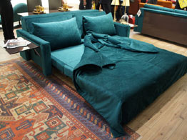 これでもかと機能を盛り込んだソファベッド。通常はソファでもこのように本格的なベッドになる