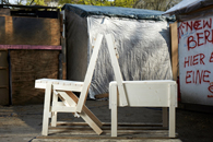 cucula、1974年にEnzo MariがデザインしたDIY家具を5人の難民が作る