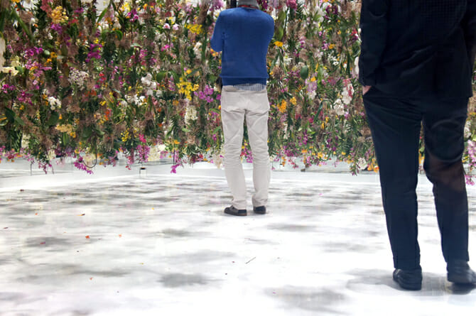 「Floating Flower Garden – 花と我と同根、庭と我と一体と」真っ白な空間に鮮やかな生花が浮遊する