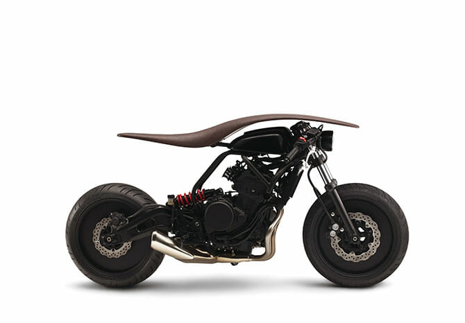 Motorcycle(prototype) / √(Root)　ライダーの目線から計器類を排除することで視線の先を風景と一体に、フォルムは馬をモチーフとし人馬一体のイメージ