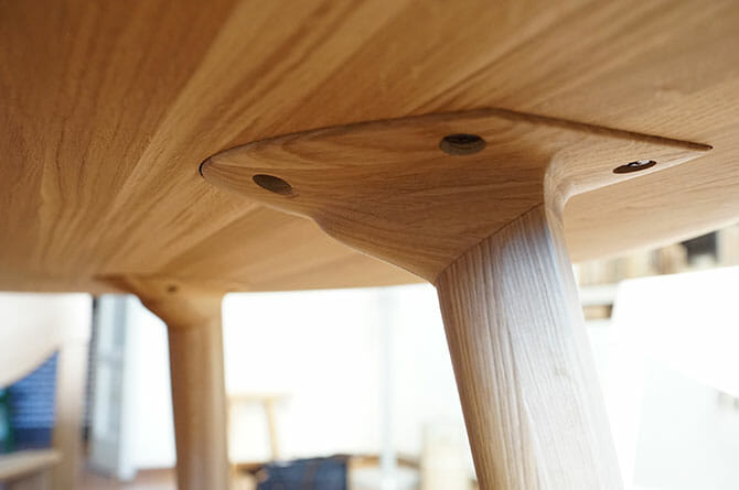 新たなデザイナー クリスチャン・ハースによる「SCOUT」シリーズからテーブルのプロトタイプ、脚と天板の接合部
