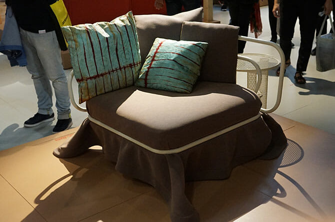 MOROSO、atelier oï、アラブ人の帽子をイメージした椅子、ファブリックは張り替えできる