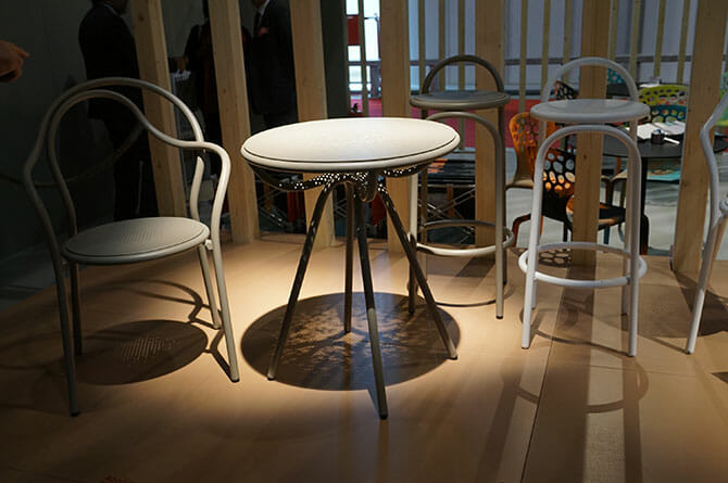 MOROSO、atelier oï、先日まで開催されていたスイスデザイン展で試作が展示されていた椅子