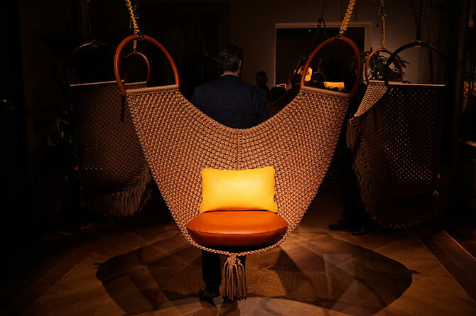 Objets Nomades、「SWING CHAIR」Patricia Urquiola