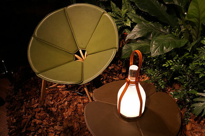 Objets Nomades、右「BELL LAMP」Barber & Osgerby