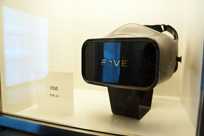 内部に赤外線式の視線追跡センサーを備えたVRヘッドマウントディスプレー「FOVE」