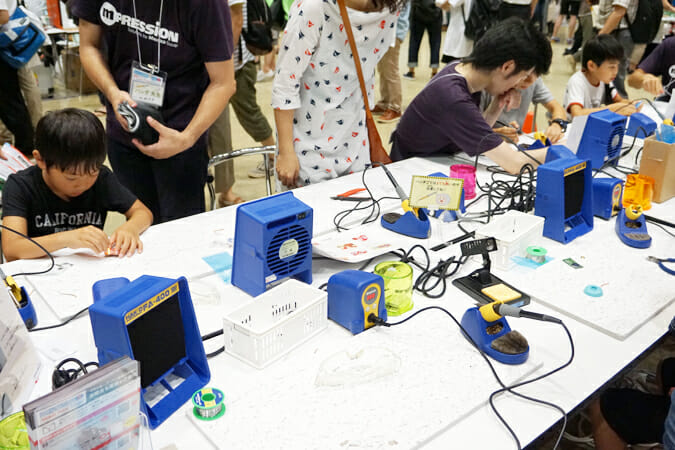 「MAKERSPACE」のはんだづけ体験コーナー、子供たちが黙々と作業しているのが印象的